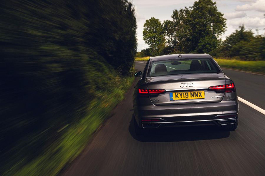  Audi A4 35 TFSI Sport (B9) 2019 года  (UK) (фото 18 из 21)